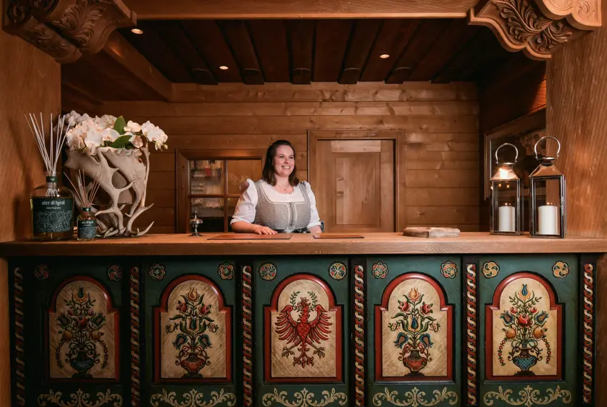 Hotel Tyrol Selva Val Gardena Dolomiti Reception Desk 02