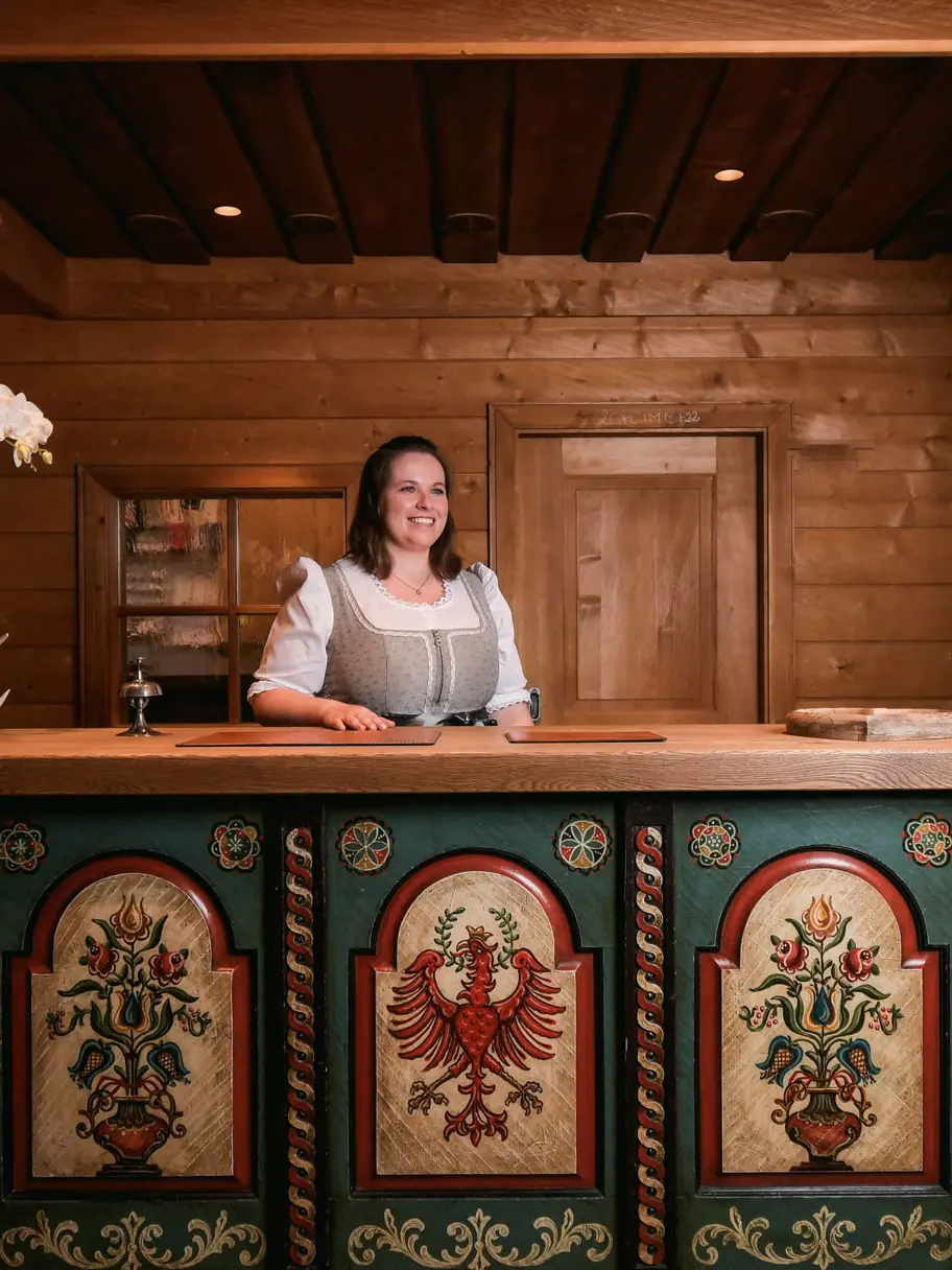 Hotel Tyrol Selva Val Gardena Dolomiti Reception Desk 02